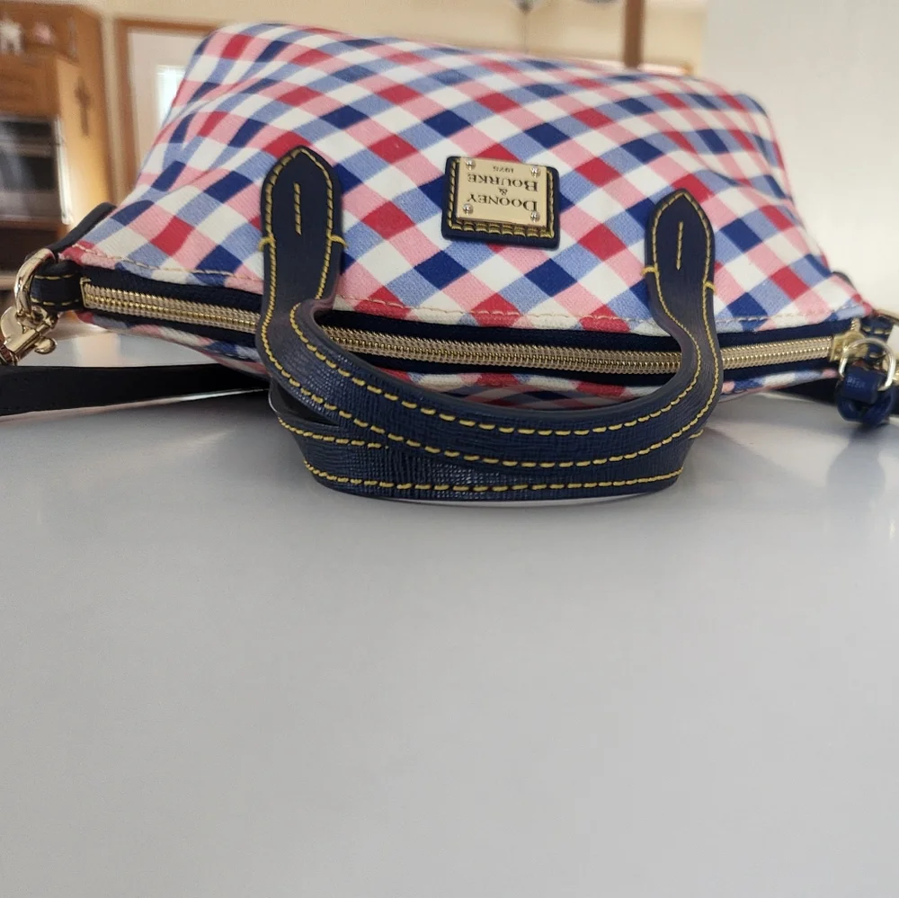 Cute Dooney & Bourke Plaid Small Bag. - Picture 3 of 10